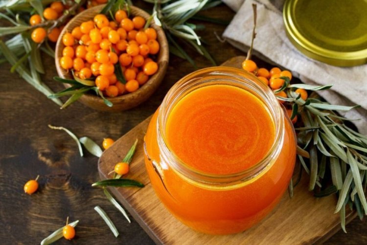 Bernsteinfarbene Sanddornmarmelade mit Pektin