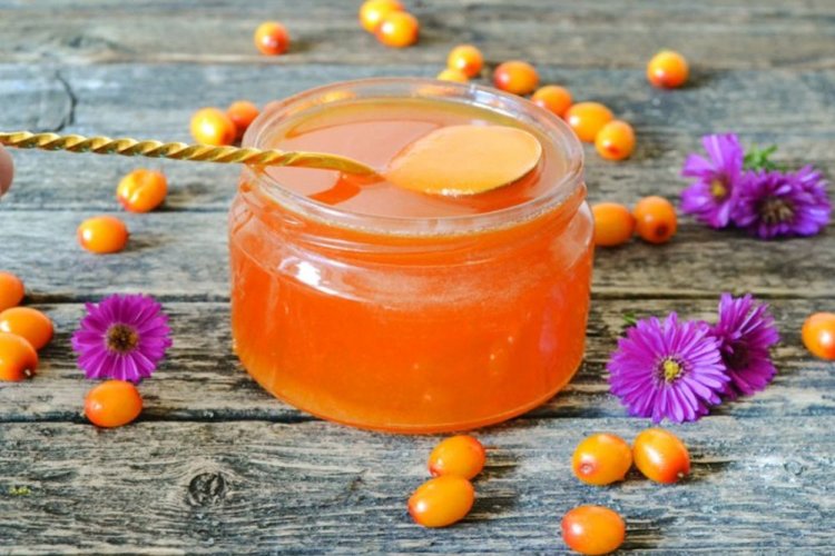 Bernsteinfarbene Sanddornsaftmarmelade für den Winter