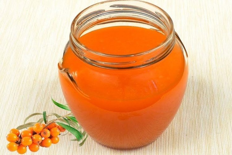 Bernsteinfarbene Sanddornmarmelade mit Gelatine für den Winter