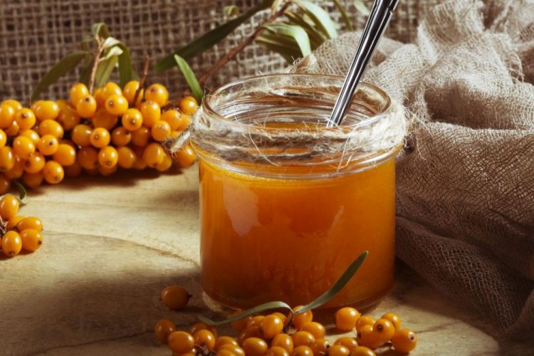 Bernsteinfarbene Sanddornmarmelade mit Cognac und Vanille
