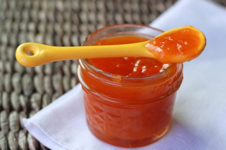 Bernsteinfarbene Sanddornmarmelade mit Maisstärke