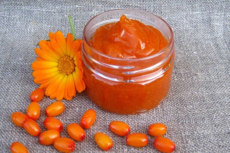 Bernsteinfarbene Sanddornmarmelade mit Agar-Agar
