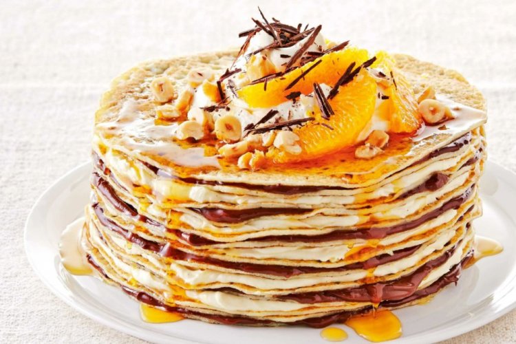 Pfannkuchentorte mit Schokolade und Sahnecreme