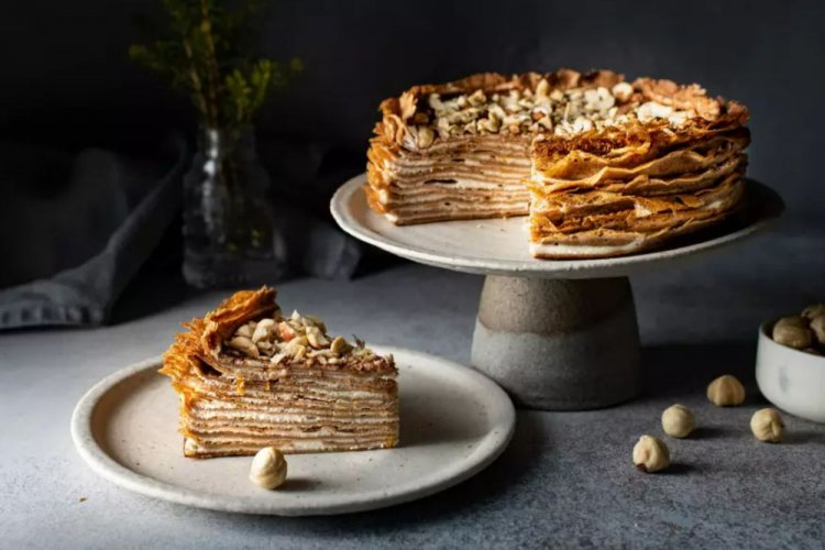Pfannkuchentorte mit Kokoscreme und Haselnüssen