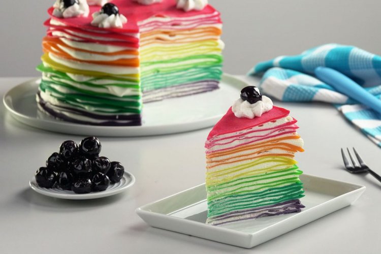 Regenbogen-Pfannkuchentorte mit Quarkcreme