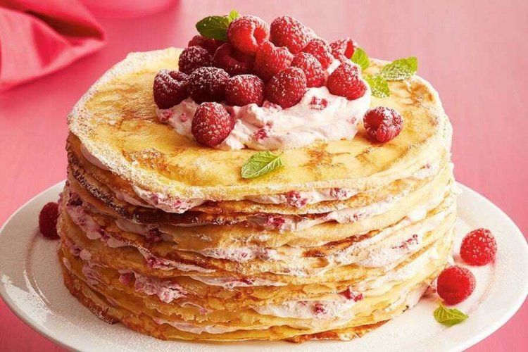 Pfannkuchentorte mit Himbeeren und Sahnecreme