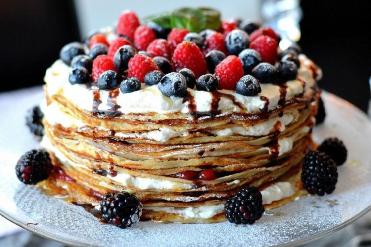 Pfannkuchentorte mit Schlagsahne und Beeren
