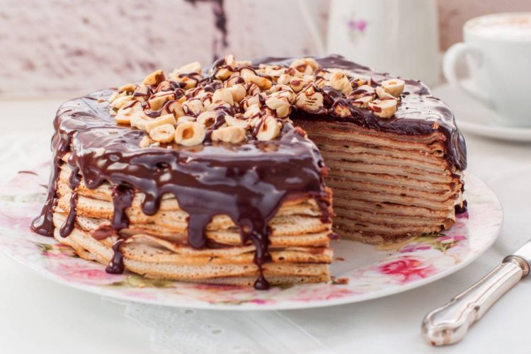 Pfannkuchentorte mit Puddingcreme, Schokolade und Nüssen