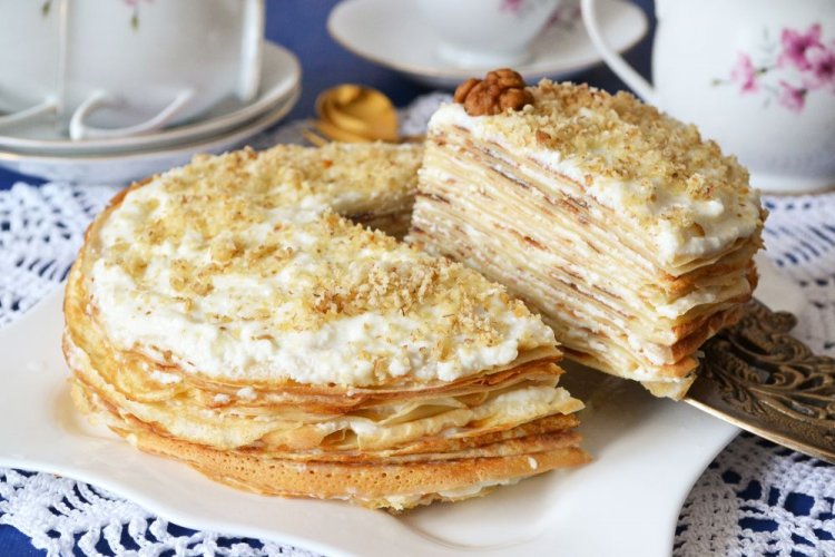 Honig-Pfannkuchentorte mit Quarkcreme und Nüssen