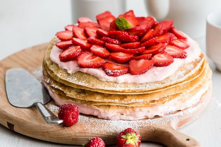 Pfannkuchentorte mit Erdbeeren