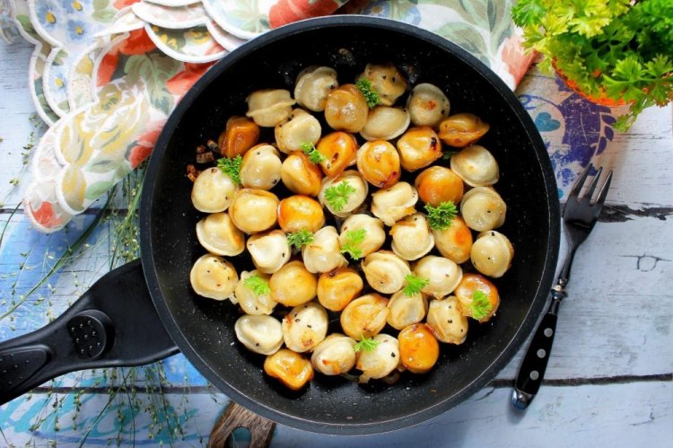 Gebratene Pelmeni in der Pfanne