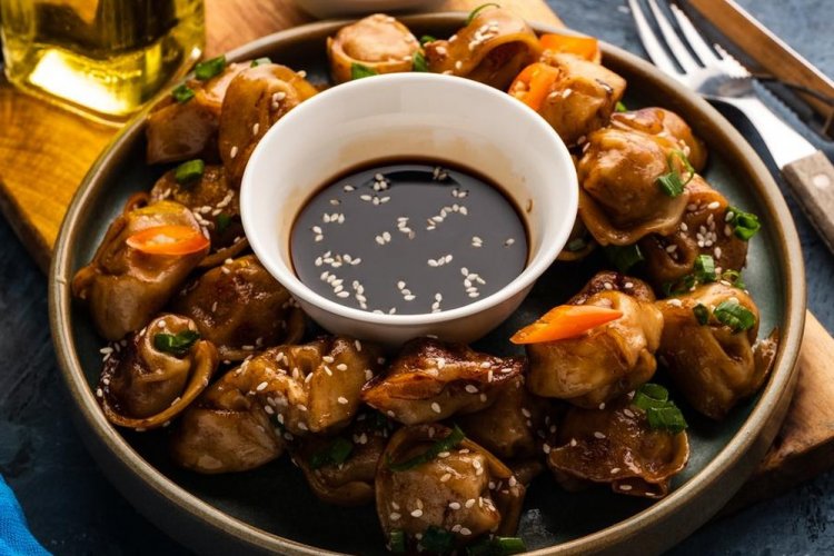 Gebratene Pelmeni in Sojasauce