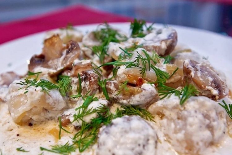 Pelmeni mit Pilzen in Sahnesauce