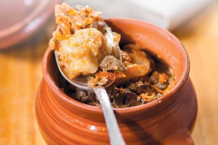 Pelmeni mit Hühnerleber in Tontöpfen