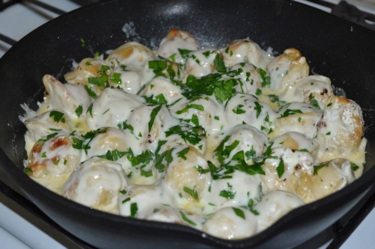 Pelmeni in Sauerrahm in der Pfanne