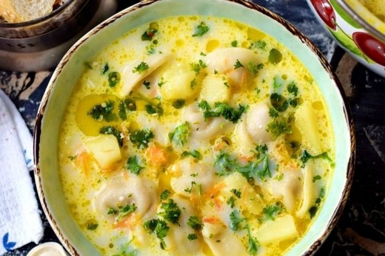 Käsesuppe mit Pelmeni