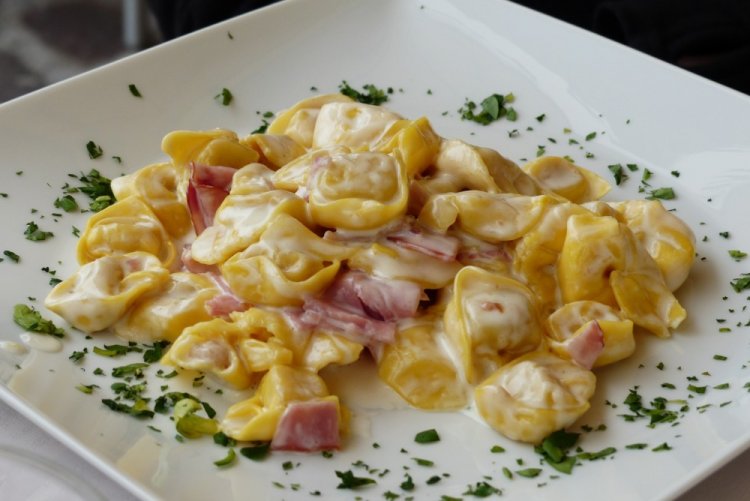 Pelmeni mit Schinken und Käse