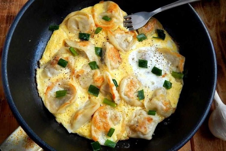 Gebratene Pelmeni mit Ei