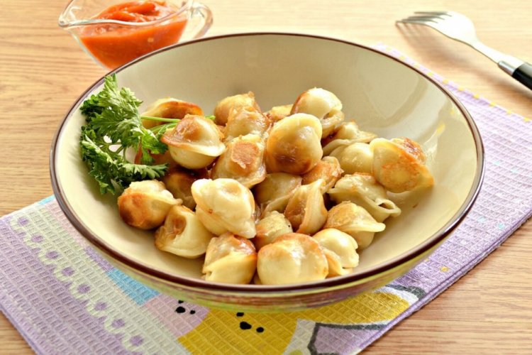 Pelmeni mit Brynsa in Butter