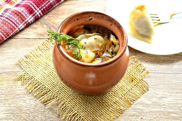 Pelmeni im Tontopf aus dem Ofen