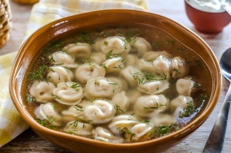 Pelmeni mit Brühe