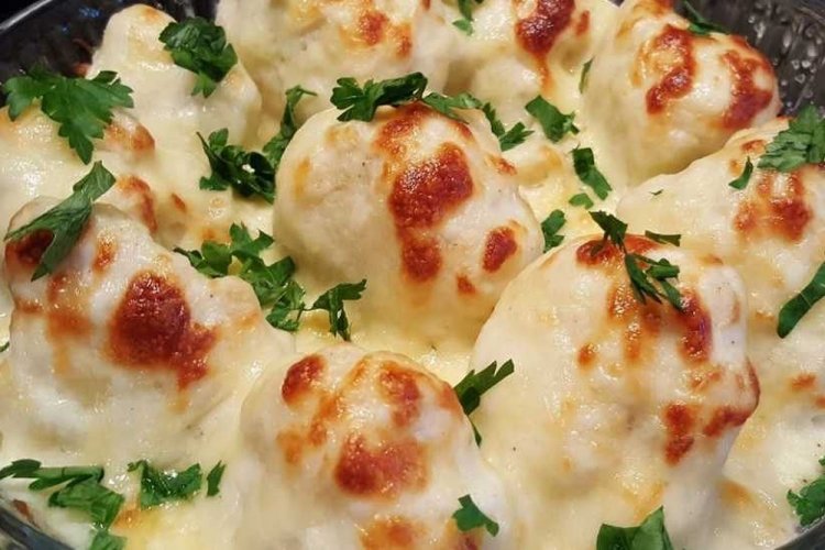 Pelmeni mit Käse und Béchamelsauce