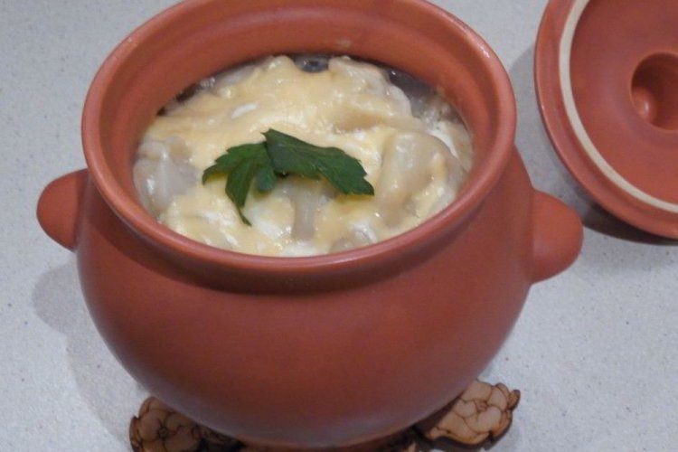 Pelmeni in Tontöpfen mit Sauerrahm