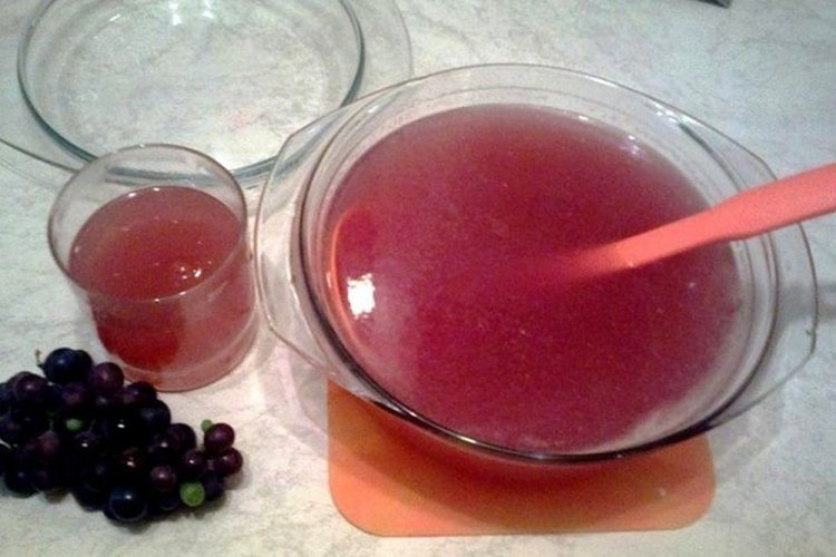 Kisel mit Trauben und Beeren