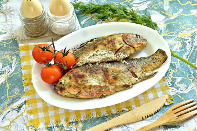 Carpas con crema agria en el horno