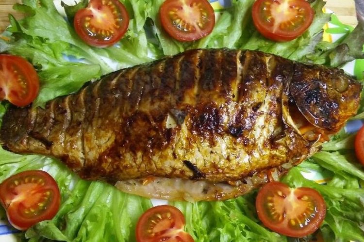 Carpa entera en el horno