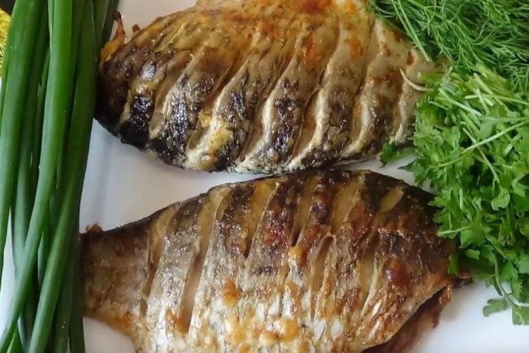 Carpa con cebolla, horneada en el horno