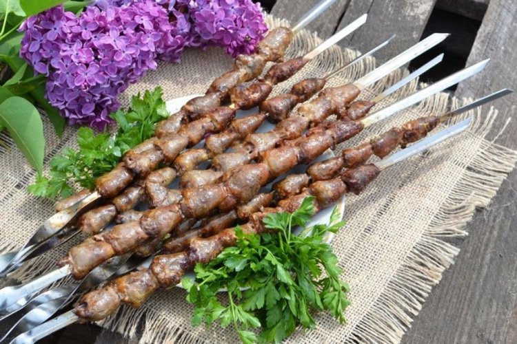 Hähnchenherzen vom Grill, mariniert in Sauerrahm mit Knoblauch