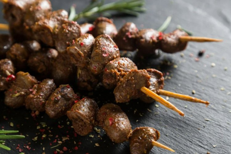 Hähnchenherzen mit Zitronensaft und Gewürzen vom Grill