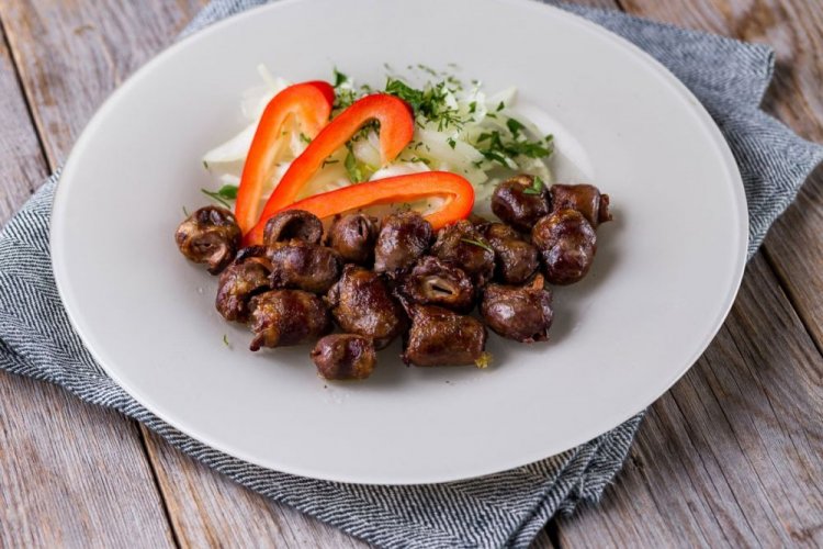 Hähnchenherzen in Kefir mit Zwiebeln und Meerrettichwurzel