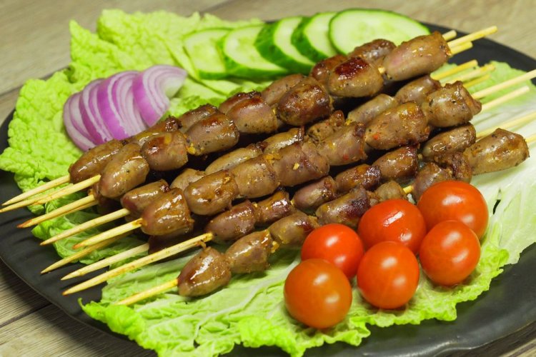 Hähnchenherz-Spieße, mariniert mit Zwiebeln und Essig