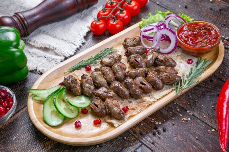 Hähnchenherzen vom Grill, mariniert in Granatapfelsauce mit Zwiebeln