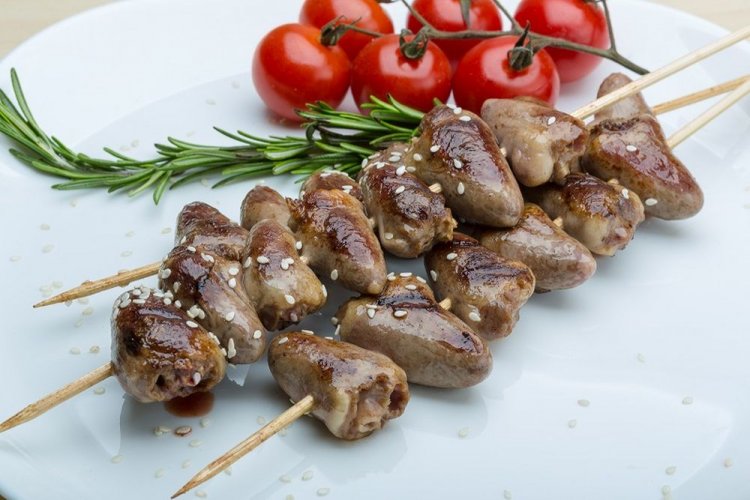 Hähnchenherz-Spieße mit Rosmarin und Zitronensaft