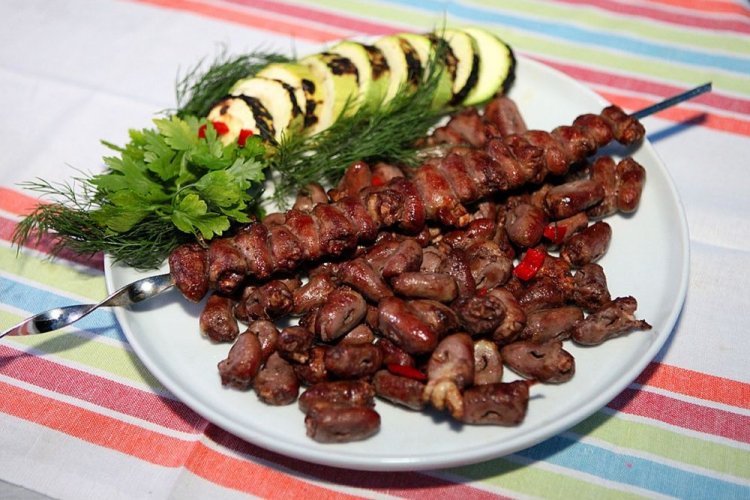 Hähnchenherzen in Adschika vom Grill