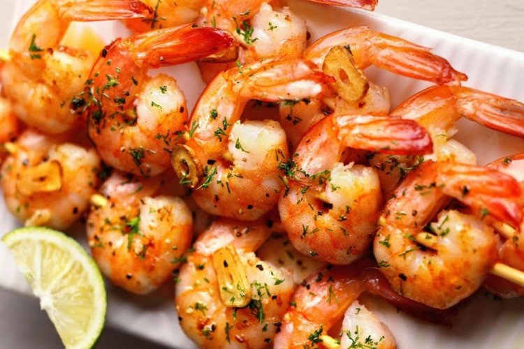 Gegrillte Garnelen, mariniert mit Limette und Cognac