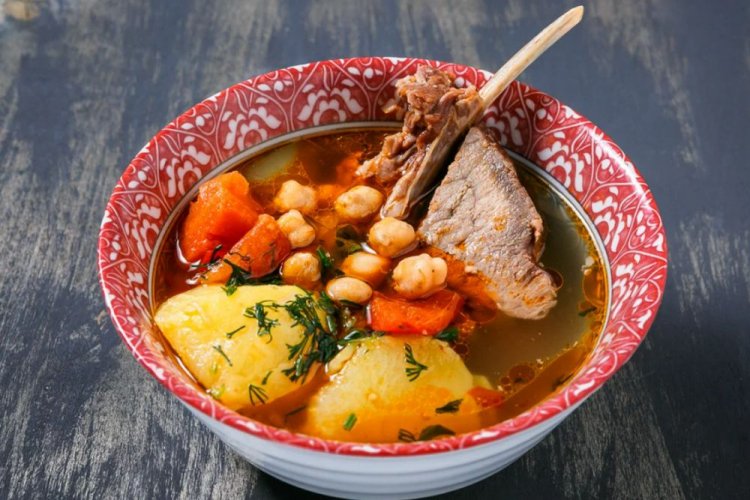 Kaurma-shurpa con cordero, tomates frescos y garbanzos