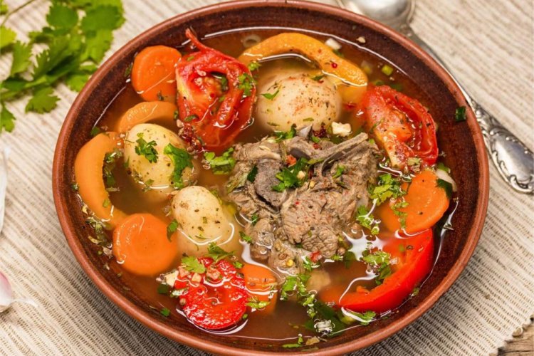 Shurpa de varios tipos de carne en caldero