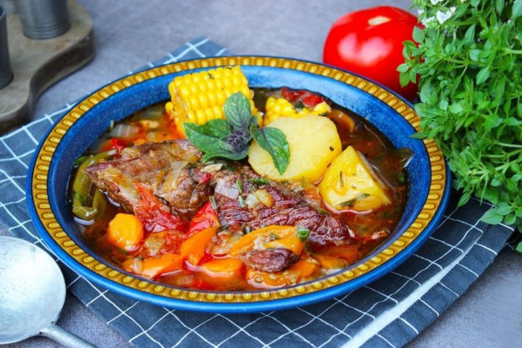 Shurpa de ternera con maíz y zumo de tomate