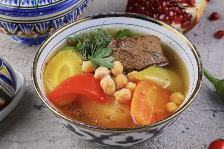 Shurpa uzbeka con ternera y garbanzos