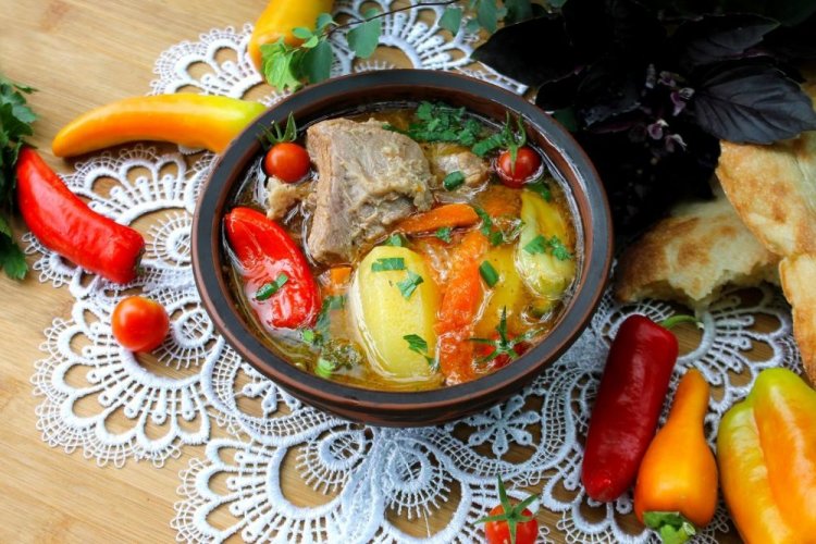 Shurpa de cerdo con tomates cherry a la lumbre