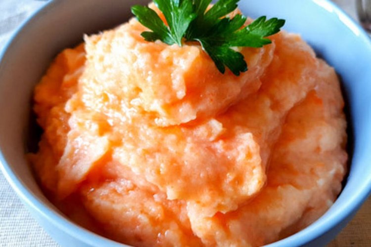 Kartoffelpüree mit Zwiebeln und Karotten