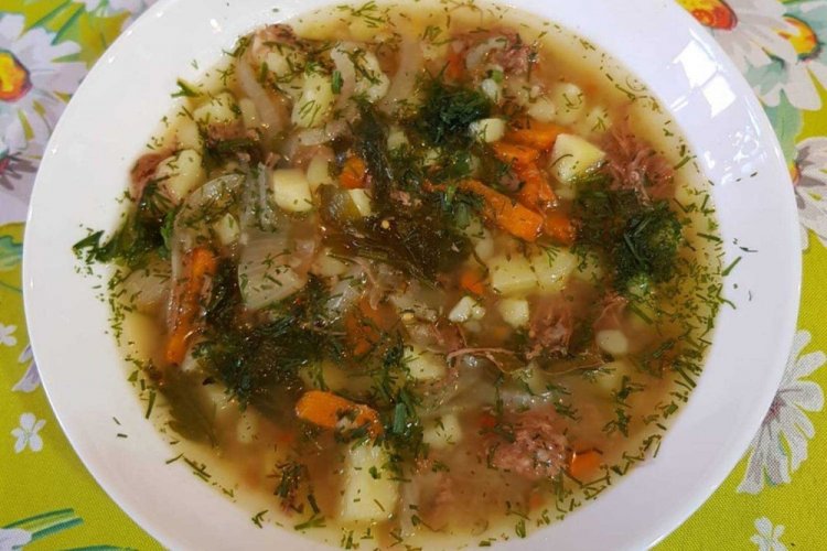 Sopa con carne enlatada y patatas