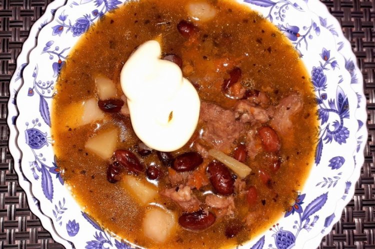 Sopa con carne enlatada y judías