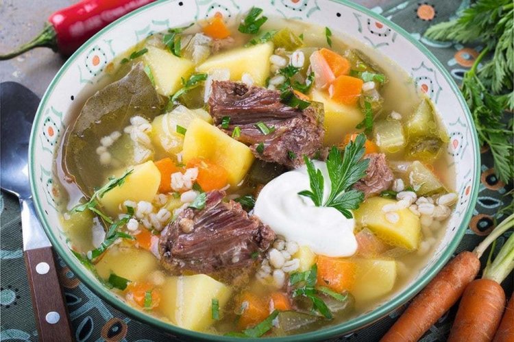 Rassolnik con carne enlatada