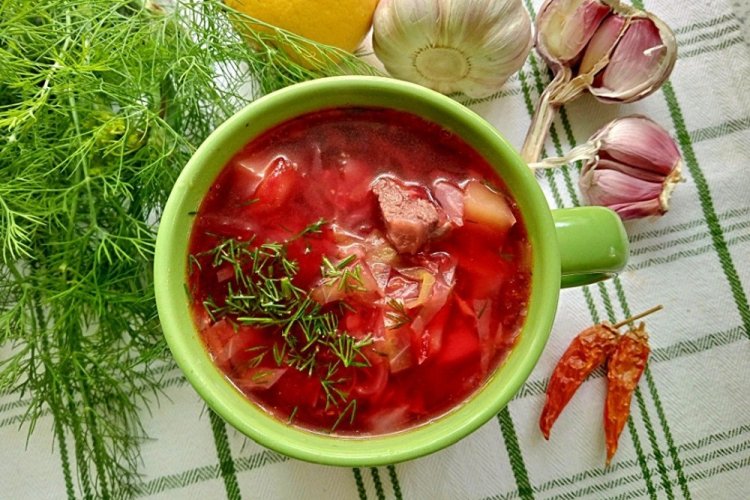Borsch con carne enlatada