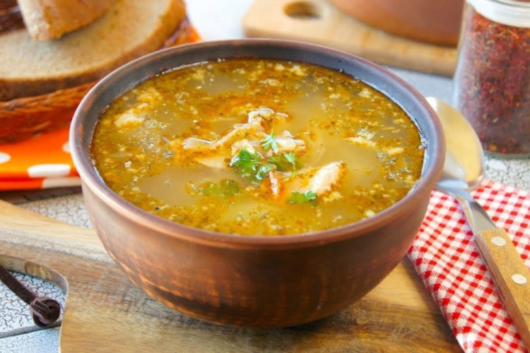 Shchi con carne enlatada